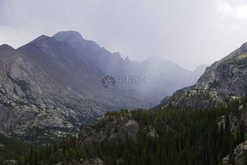 山山雨松树背包旅游森林叶子顶峰假期蓝色沉淀衬套图片