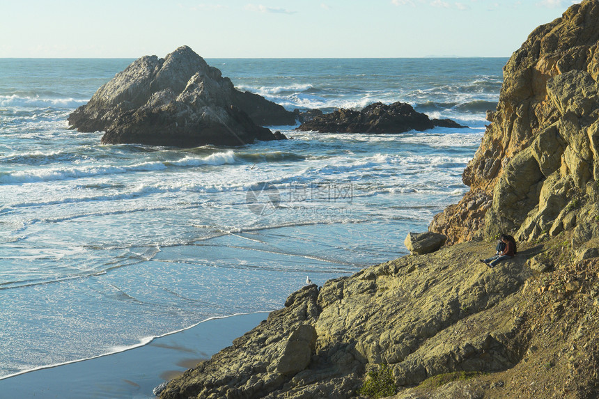 落岩海滩海洋石头天空日落孤独蓝色支撑阳光娱乐天际图片