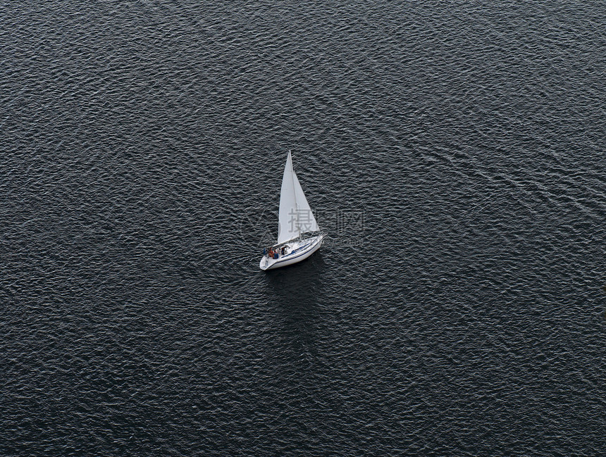 孤独游艇旅游游客白色帆船赛帆船运动海洋航行闲暇活动图片