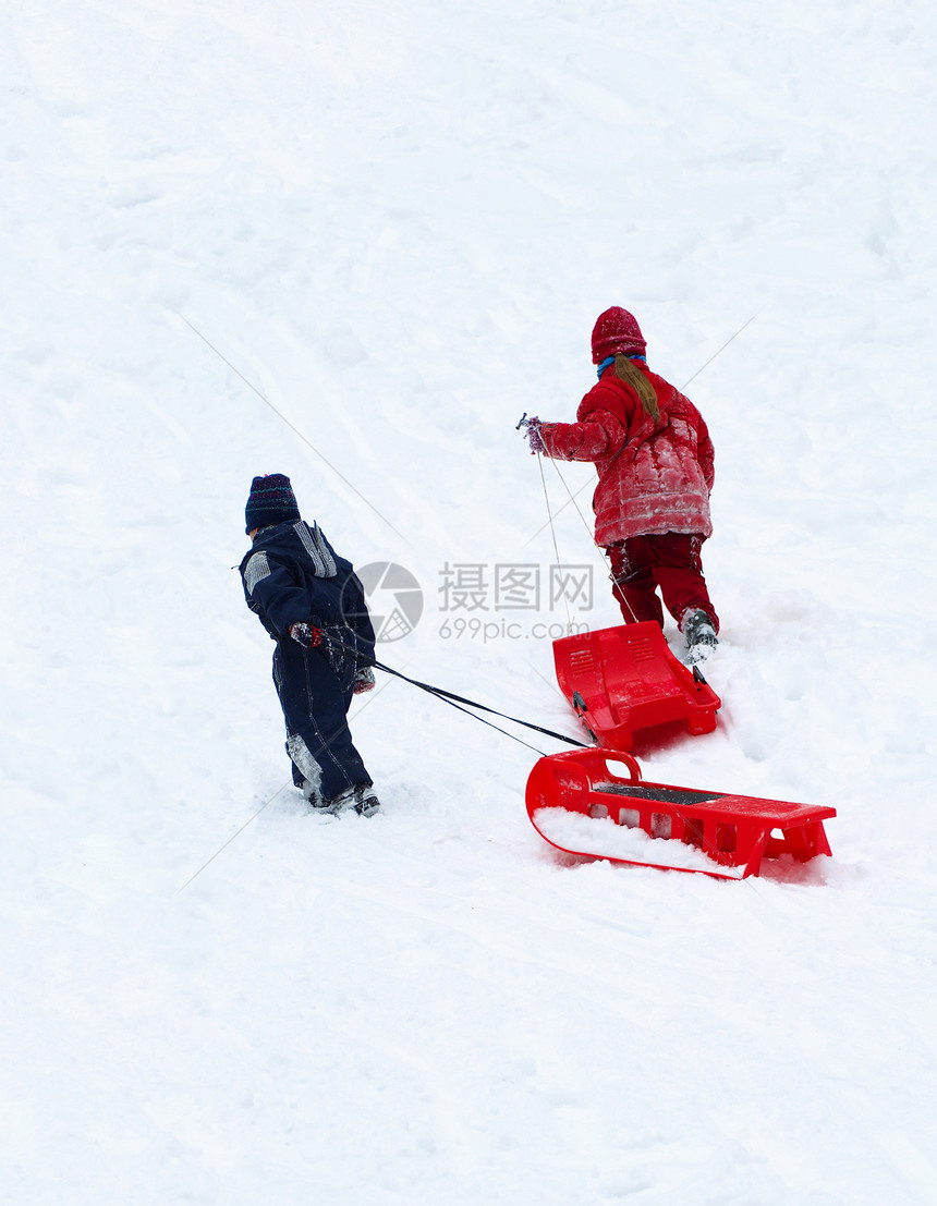 冬季游戏孩子踪迹闲暇假期女儿童年家庭季节孩子们下雪图片