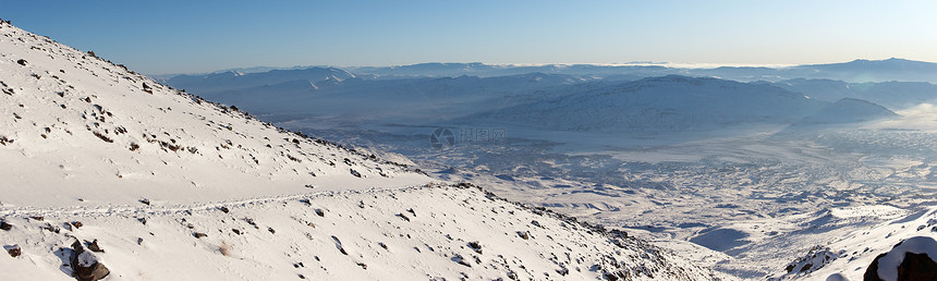 阿拉拉特山轨道上的冬山全景图片