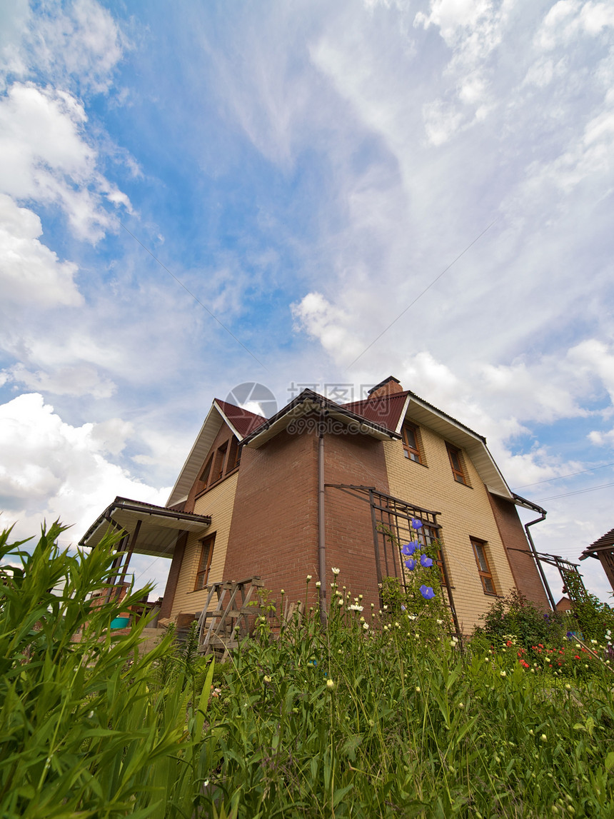 在一个草地上的城外小屋图片