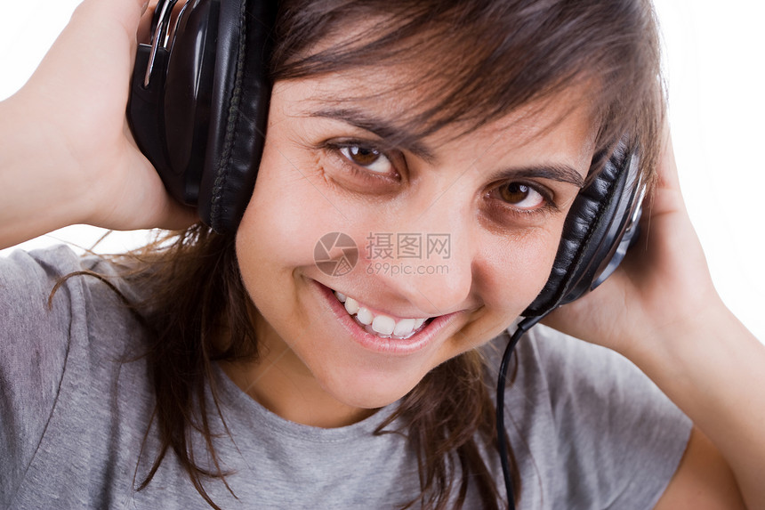 青年女青年用耳机听音乐图片