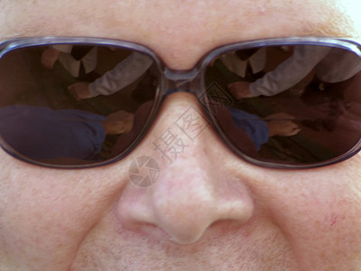 戴眼镜的男子男人黑色身份眩光技术色调宏观太阳镜背景图片
