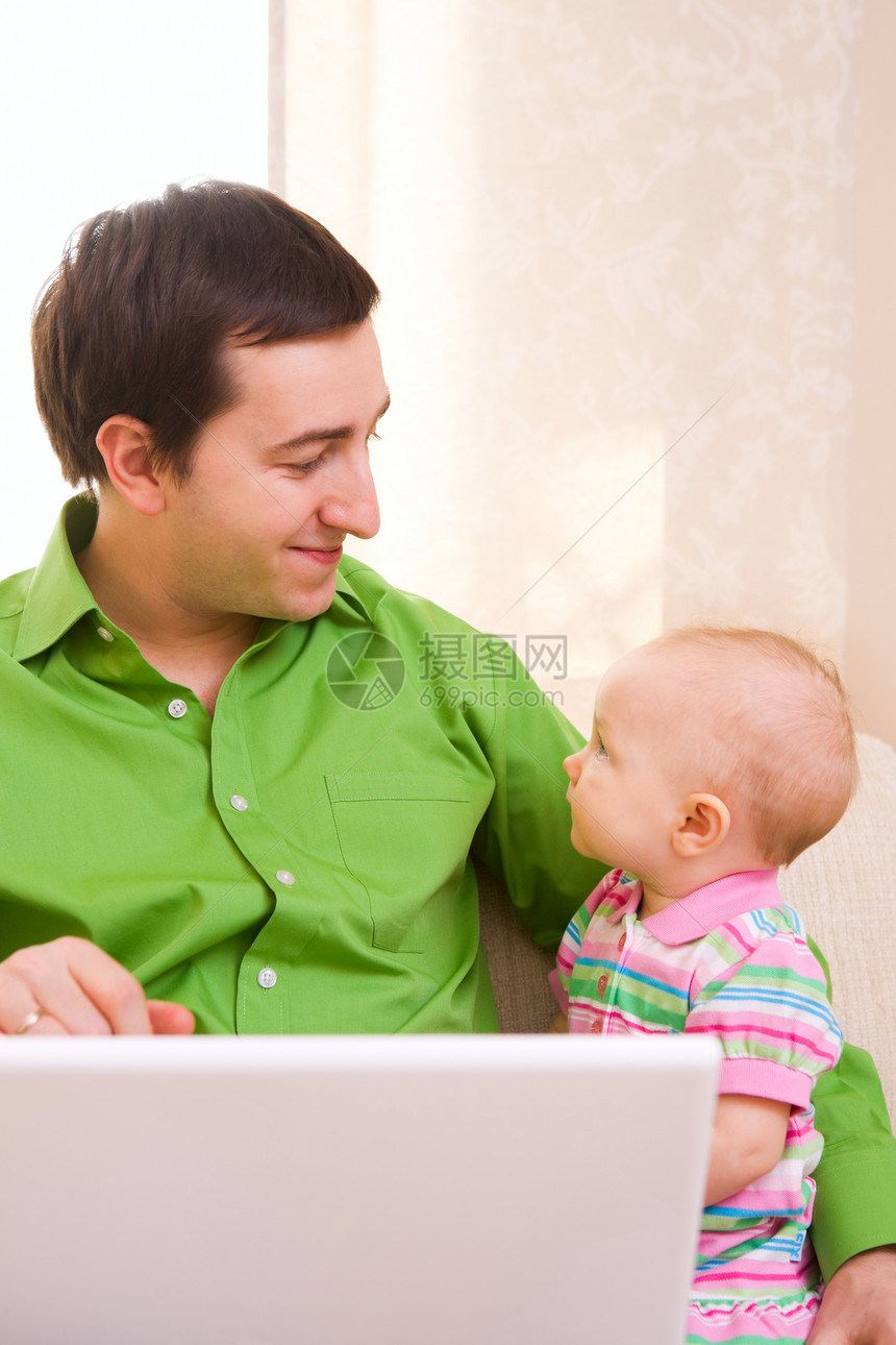 在家工作技术父亲育儿成人喜悦互联网人士父母生意人男性图片