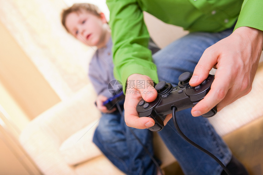 视频游戏电子游戏手柄父母微笑竞争家庭儿子技术宏观安慰图片