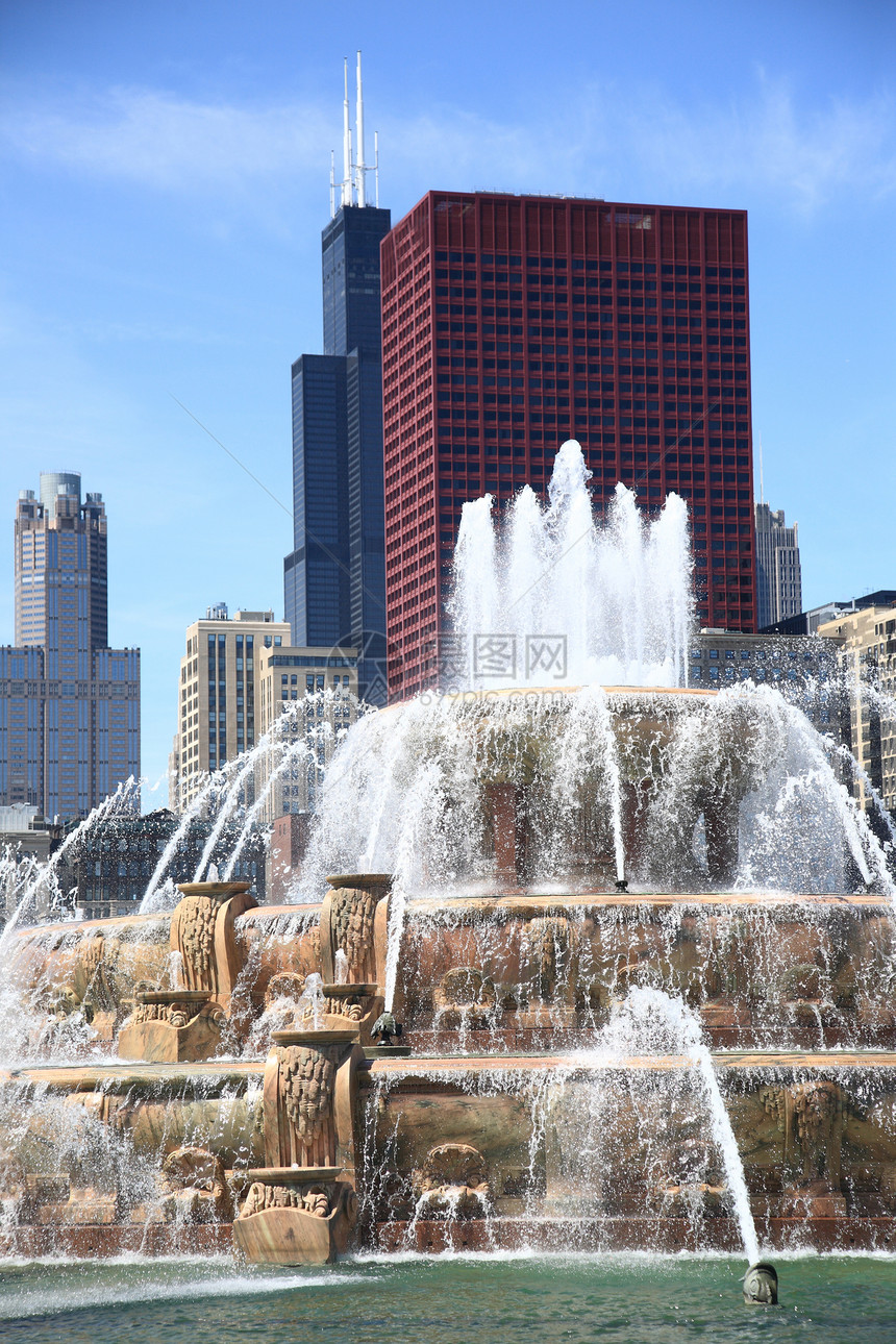 芝加哥天线和不老泉城市白金汉蓝色公园摩天大楼办公室地标建筑物天空喷泉图片
