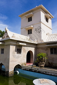 印度尼西亚日惹古代皇家游泳池公园纪念碑城堡历史性土坯遗产旅行建筑学水池考古学背景图片