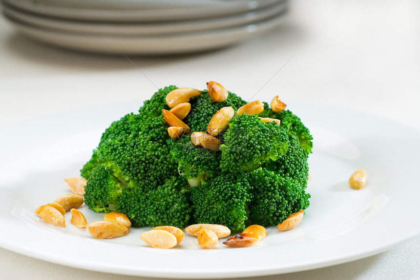 新鲜的西兰花和杏仁宏观营养桌子盘子饮食午餐食物烹饪蔬菜沙拉图片