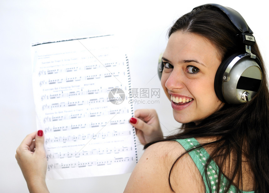 听音乐的音乐女士美丽唱歌喜悦女孩工作室学习青少年耳机音乐播放器图片