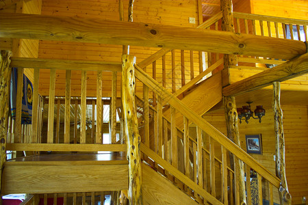 国家家园分散乡村窗户民宿建筑学楼梯历史性农场木头小屋桌子背景图片