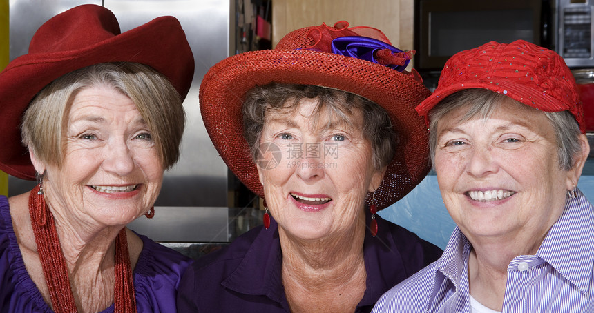 三名身戴红色帽子的高级妇女乐趣团体厨房女性皱纹俱乐部灰色朋友三重奏女士图片