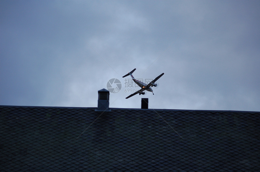 飞机在屋顶上图片