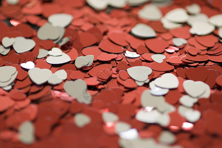 红色和白色的心纸屑金属反光背景图片