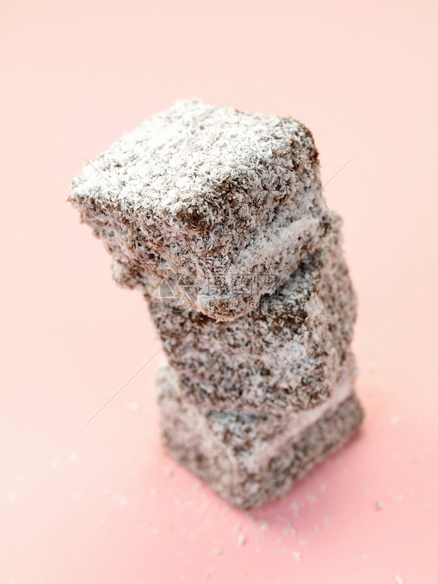 拉明顿蛋糕椰子小吃传统海绵食物粉色巧克力甜点图片