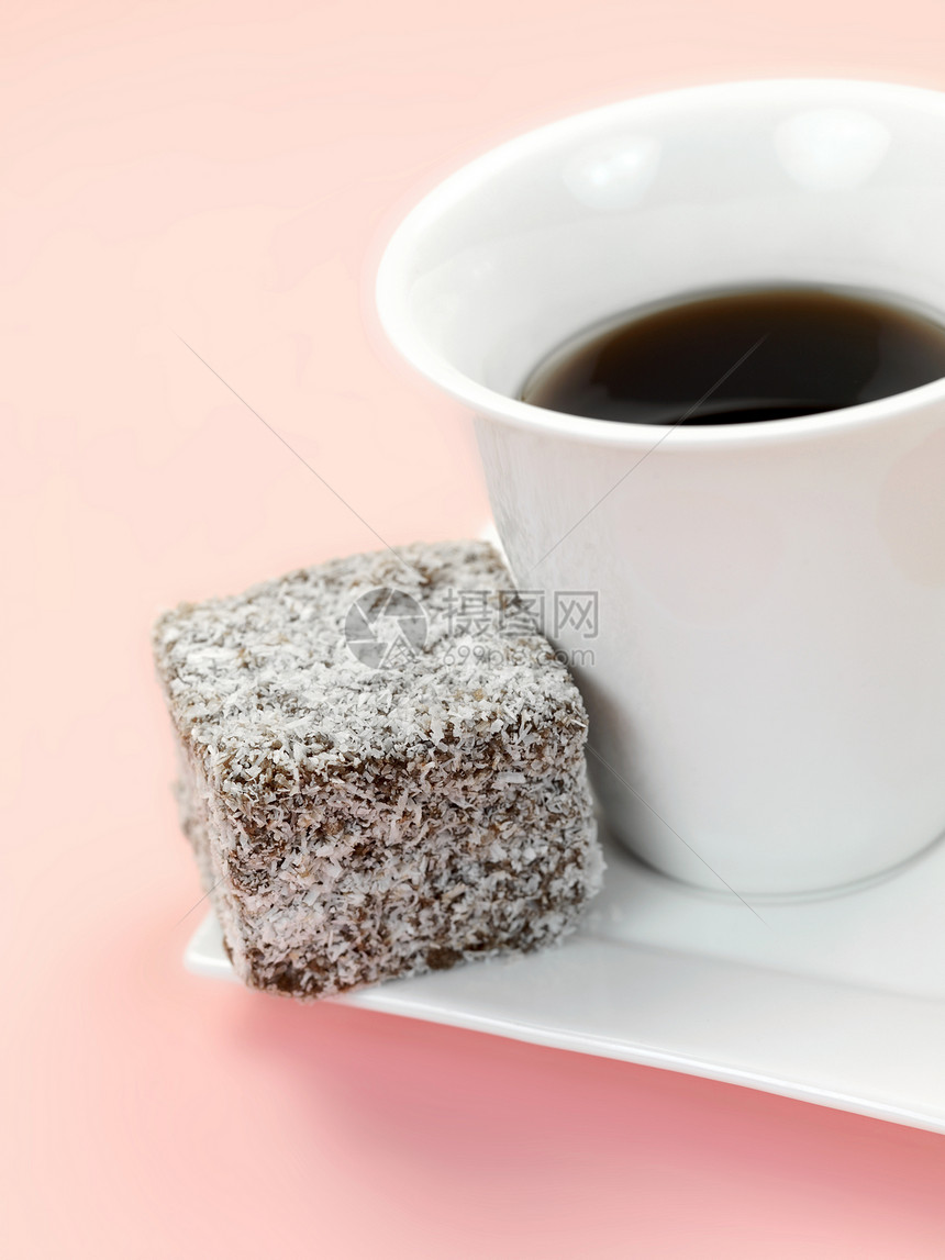 拉明顿蛋糕海绵甜点椰子食物小吃传统巧克力粉色咖啡图片