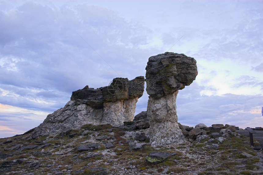 地质构造编队旅游背包石头巨石苔原访问顶峰岩石海拔图片