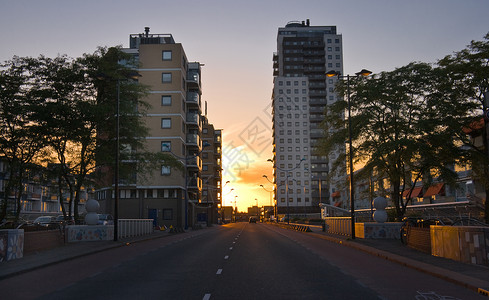 日落时住宅楼城市太阳建筑公司公寓楼梯天空建筑物场景建筑学背景图片