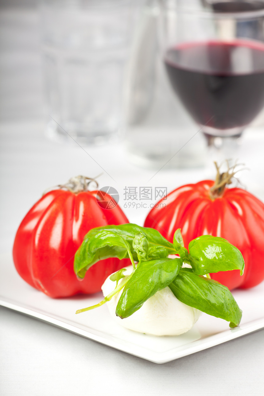 西红西红柿 马扎里拉 巴西尔和红酒蔬菜酒杯木板木头食物小吃红色美食盘子起动机图片