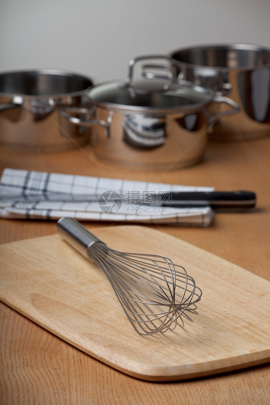 鸡蛋打斗器和木制桌上的锅器具桌子工具抹布鞭子烹饪乐器头巾长廊打浆机图片