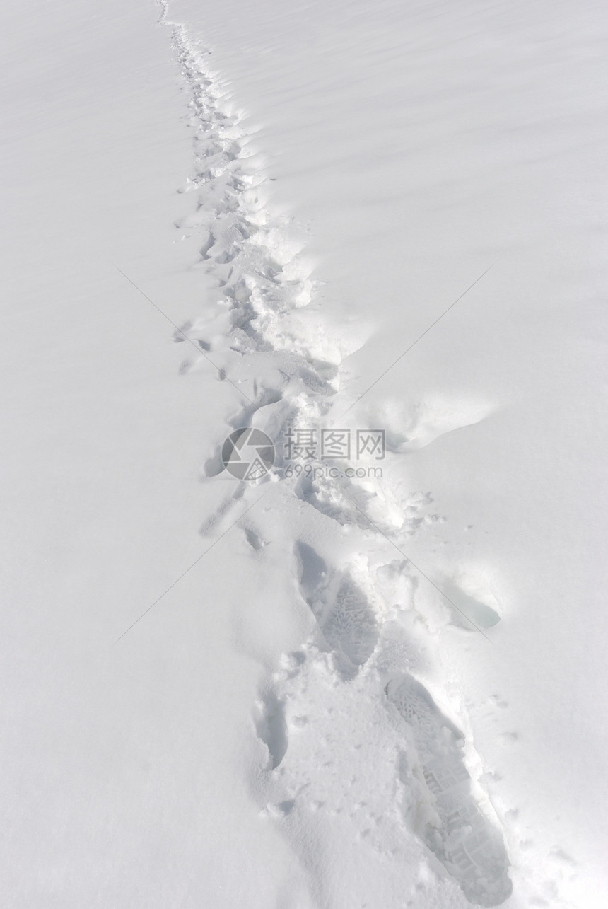 通过积雪路径路线踪迹脚步声人行道脚印途径小路场地旅行季节图片