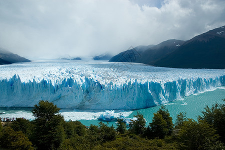 阿根廷冰川阿根廷大佩里托莫雷诺冰川的景象爬坡冻结美丽冰山岩石季节冰川旅行闲暇反射背景