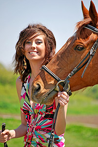 女人和马女孩农场乐趣牧场微笑草地表演棕色女性骑士背景图片