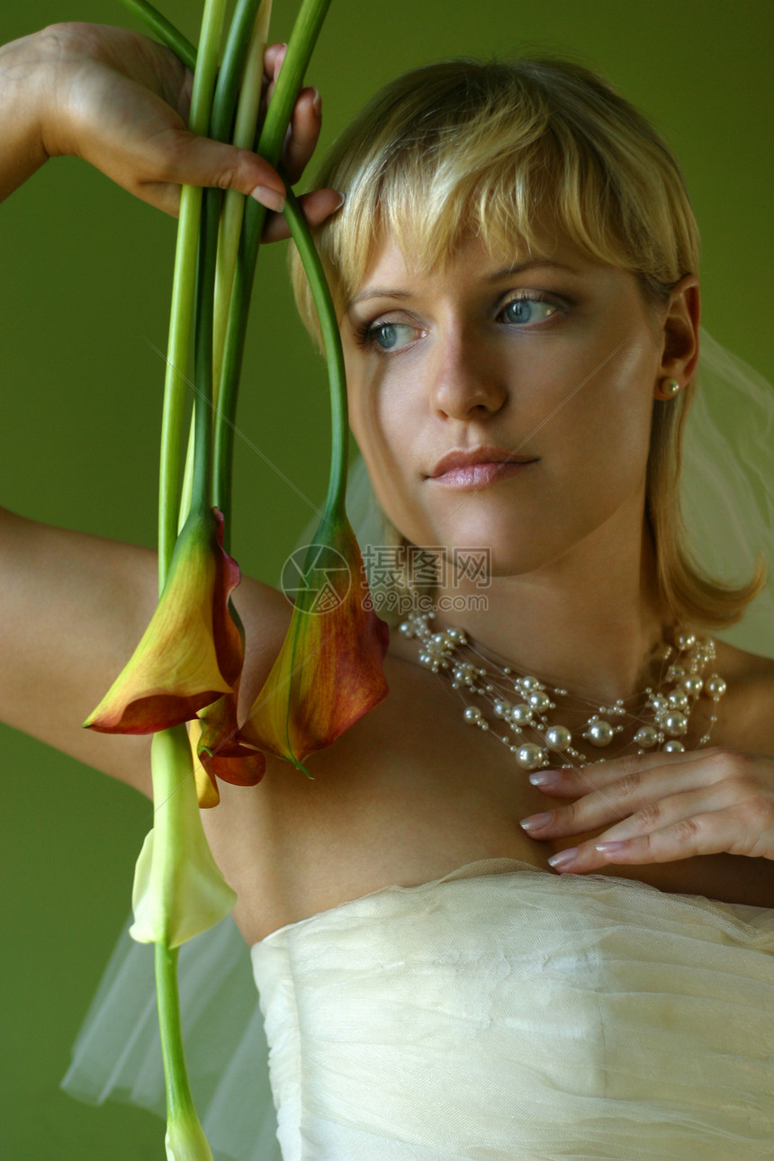 美丽的新娘花束婚礼女孩红色白色闭眼花朵金发女郎绿色项链图片