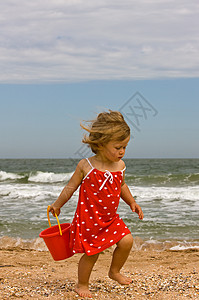 播放游戏红色裙子闲暇婴儿跑步玩具女孩背景图片