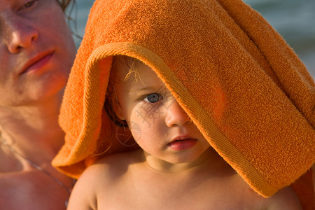 女儿和母亲毛巾乐趣橙子闲暇背景图片