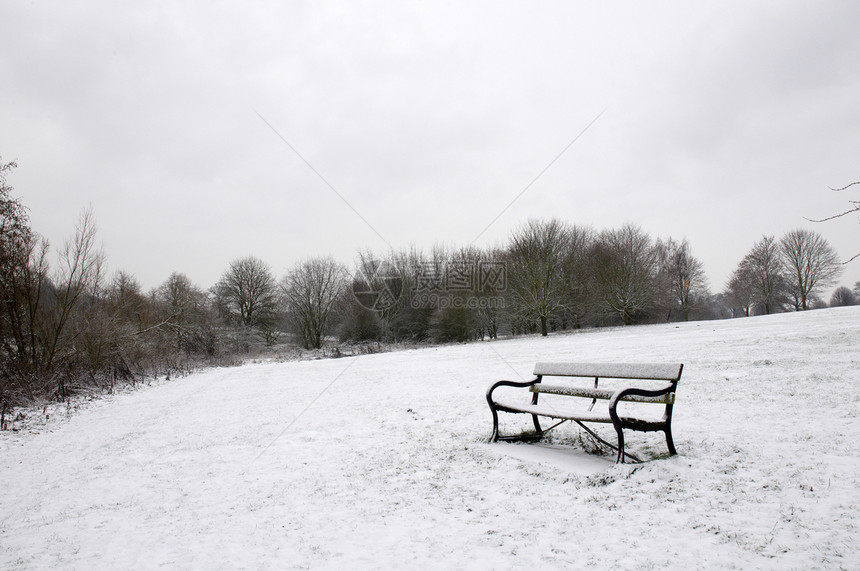 冬季公园季节天气场景国家小路降雪天空绿地场地雪景图片
