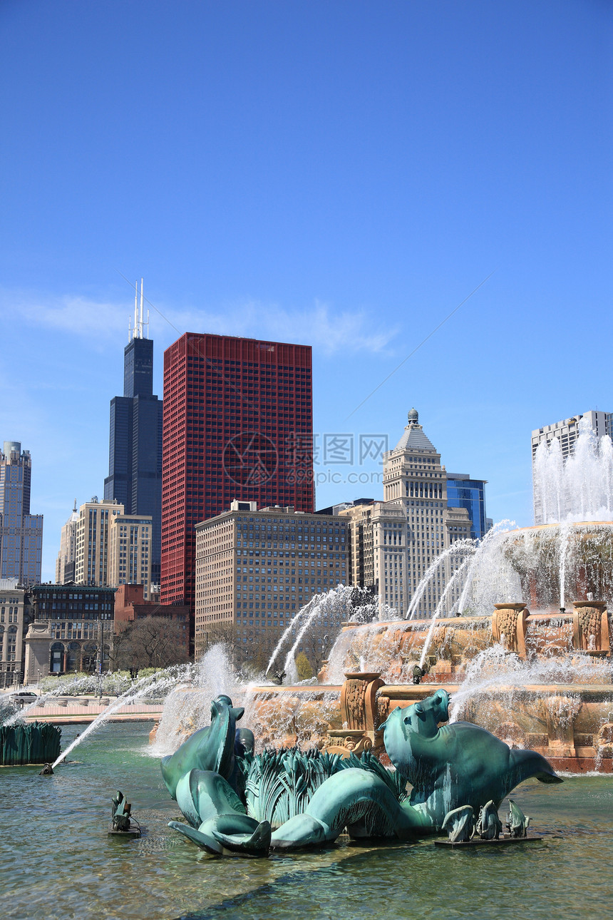 芝加哥天际和白金汉不老泉公园市中心建筑物城市建筑学地标喷泉树木蓝色办公室图片
