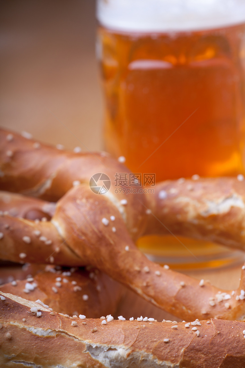 两张巴伐利亚文的retzel盐渍木头小吃宏观泡沫糕点早餐食物桌子玻璃图片