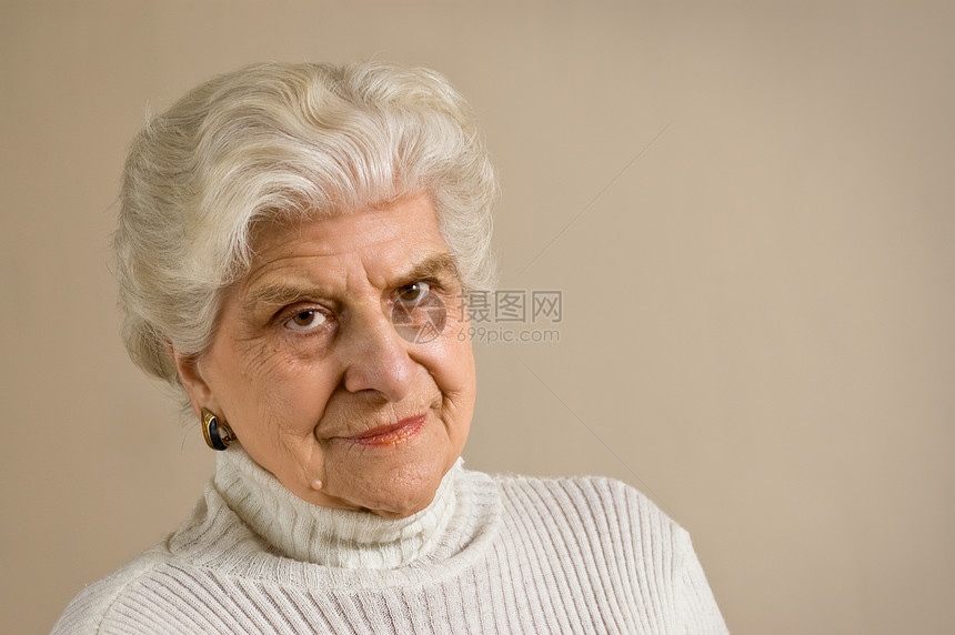 高级女士肖像女性祖母退休母亲长老老化关爱成人头发奶奶图片