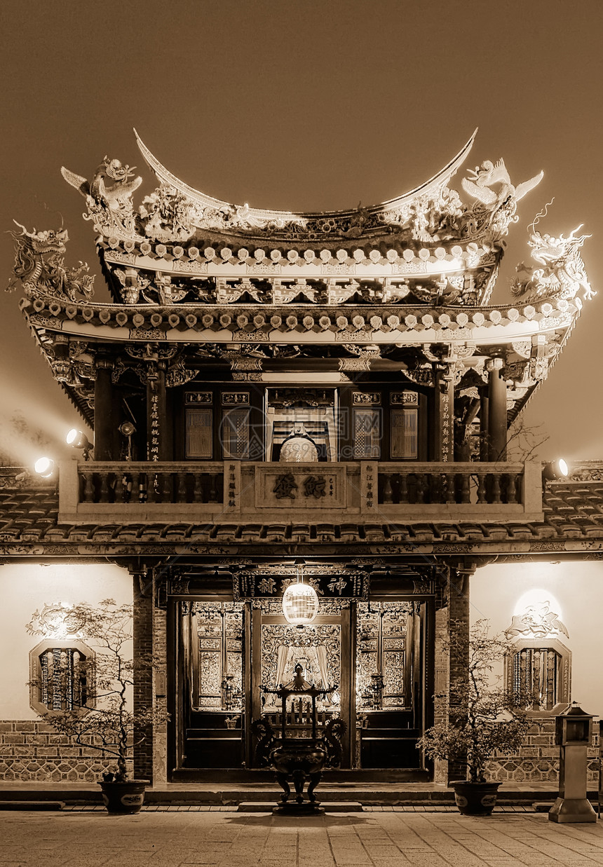 中国传统古老寺庙的夜景图片