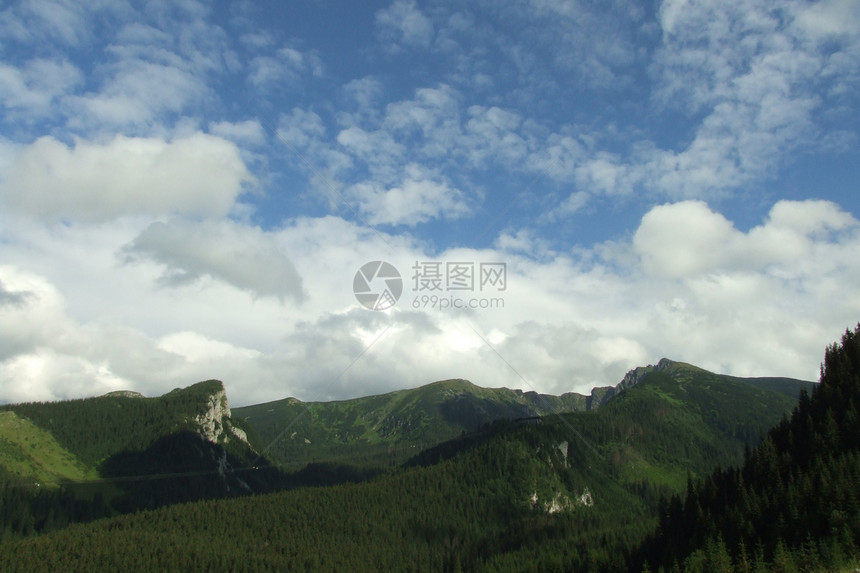 波兰塔特里的高山地平线岩石高点树木石头绿色天空天堂强光丘陵图片
