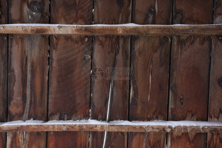 冬季旧谷仓的经风化木材图片