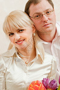 幸福的情侣郁金香家庭男人夫妻金发女郎女性微笑背景图片