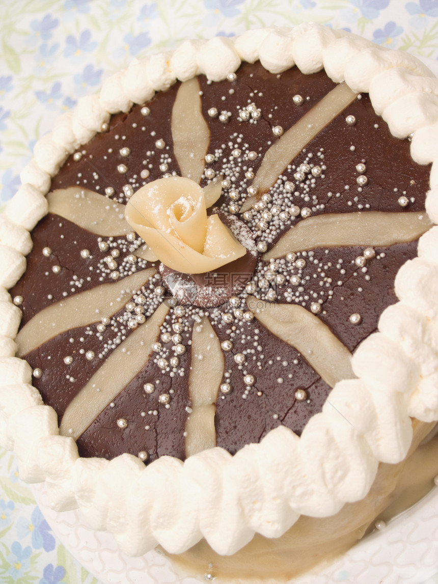 甜甜层蛋糕加巧克力冰淇淋蛋糕圆形桌子棕色甜点奶油刨冰生日空白图片