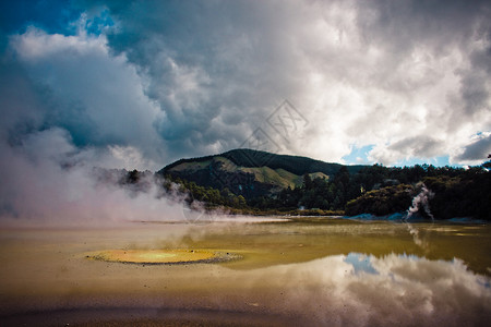 WaioTapu 罗托鲁阿火山区仙境旅行蒸汽水景高清图片