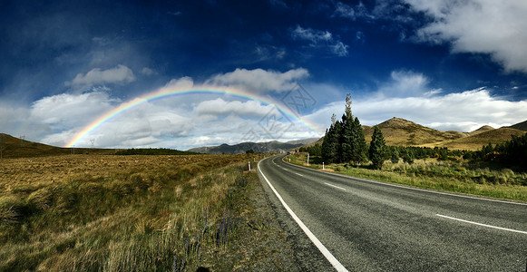 路上彩虹背景图片