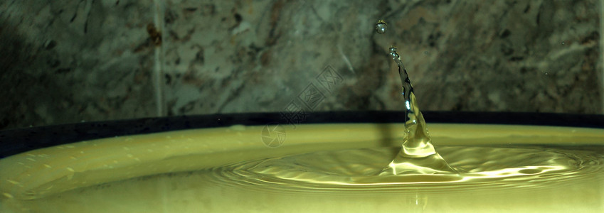 水喷水的雕刻液体潮汐波浪水滴反射高清图片