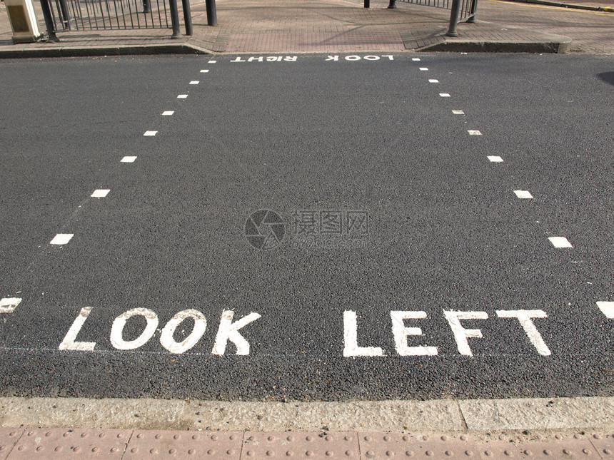 向左看交通斑马街道过境警告安全行人驾驶运输英语图片