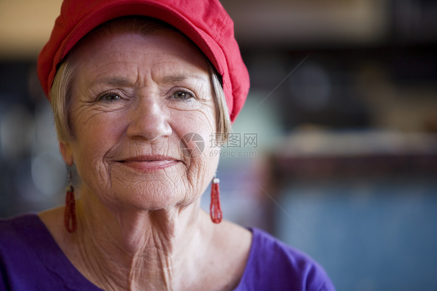 高级妇女穿戴红色帽子乐趣厨房灰色快乐俱乐部成人衬衫长老皱纹水平图片