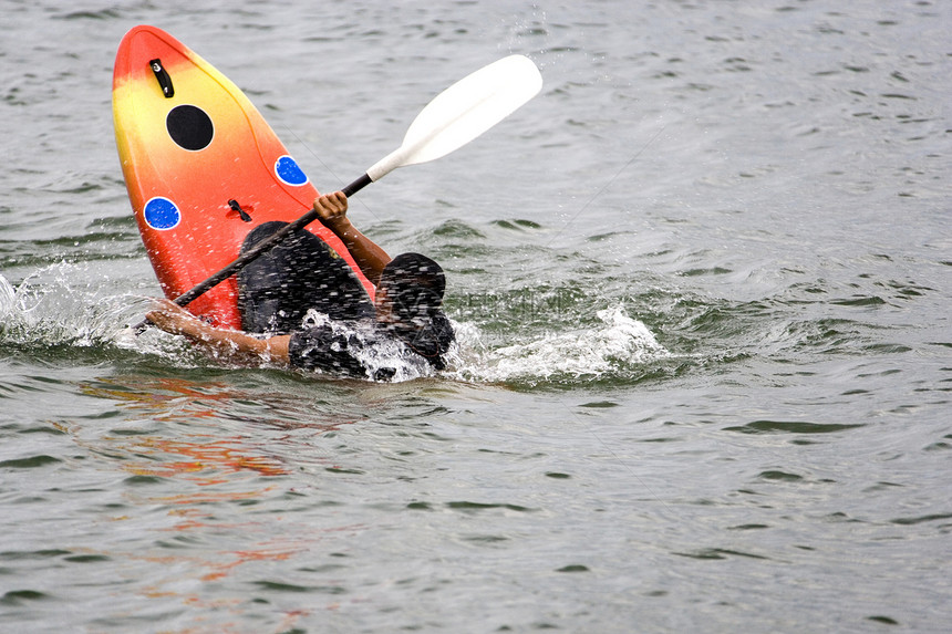 Kayaking 窃听冒险活动海洋运动行动竞争娱乐危险独木舟运动员图片