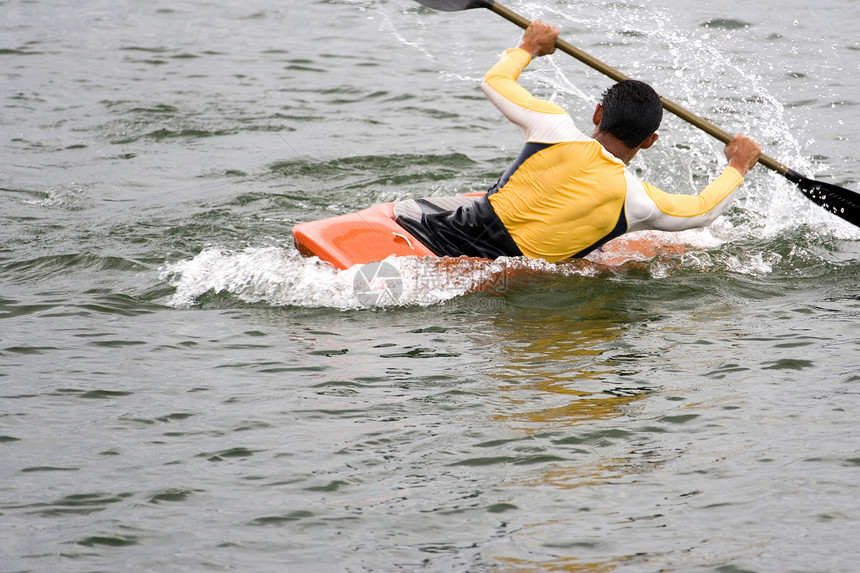 Kayaking 窃听活动漂浮危险竞赛激流海洋独木舟行动爱好竞争图片