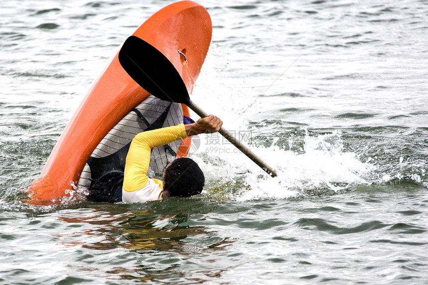 Kayaking 窃听竞争运动娱乐独木舟运动员冒险爱好激流竞赛漂浮图片