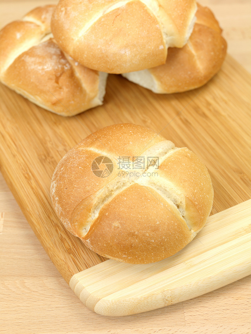 新鲜面包卷谷物脆皮早餐食物特写白色团体厨房长椅面粉图片