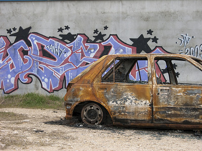 废弃汽车和油漆烧伤背景图片
