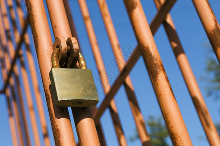 红笼挂锁红色工业细胞网格橙子蓝色监狱栅栏天空背景图片